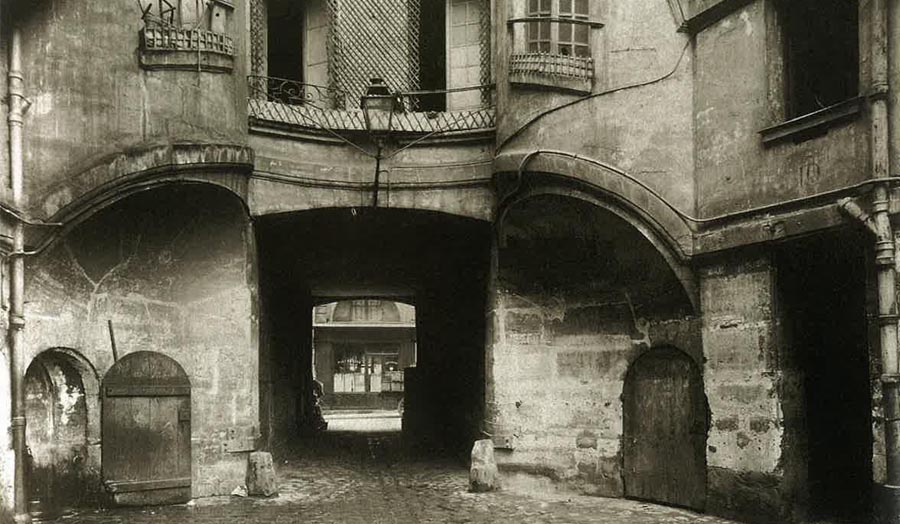 Cour du Dragon, rue du Dragon. Paris, 1913. Photograph by Eugène Atget (1857-1927). Paris, musée Carnavalet. 
© Eugène Atget / Musée Carnavalet / Roger-Viollet