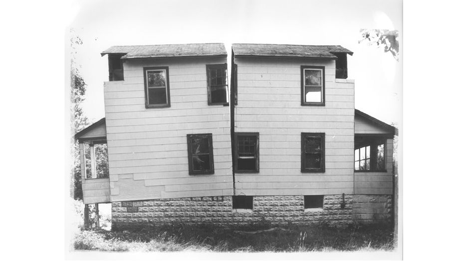 Opening to the public the interior of a housing estate. 