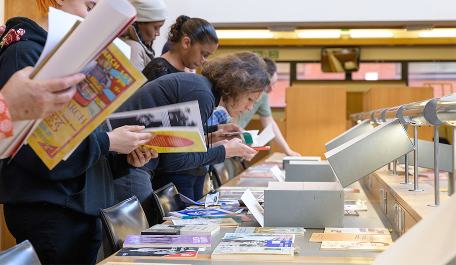 Anthology workshop, students browsing