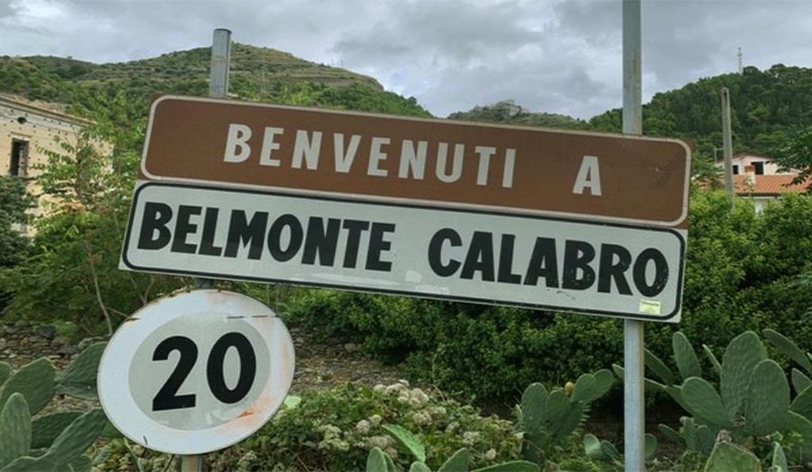 A sign welcoming people to Belmonte Calabro
